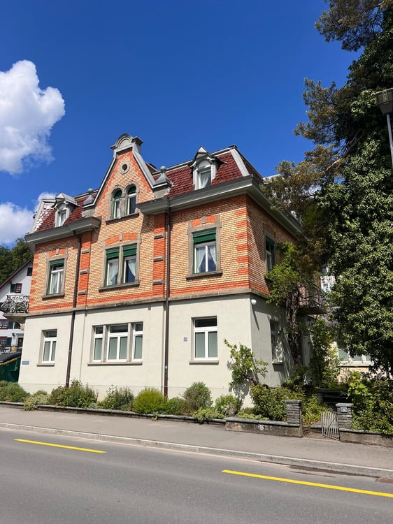 8.5-Zimmer-Maisonettewohnung mit Altbaucharme, grosser Terrasse und Garten in Hausen am Albis