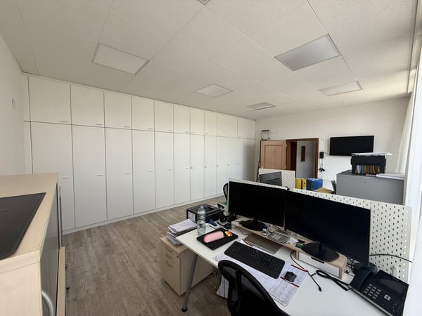 Helle Bürofläche mit grossem Empfangsbereich an attraktiver Lage in Regensdorf 8