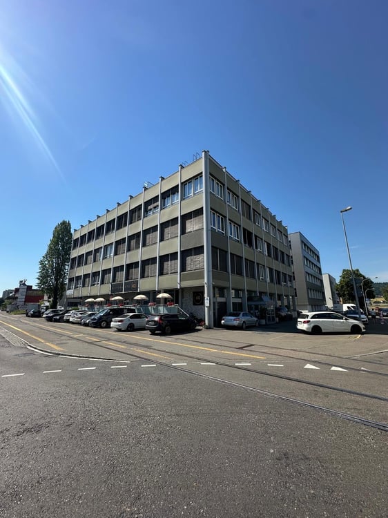 Helle Bürofläche mit grossem Empfangsbereich an attraktiver Lage in Regensdorf 1