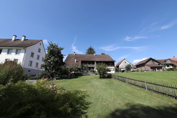 Charmantes 4.5-Zimmer-Einfamilienhaus mit Garten, Teich und idyllischem Sitzplatz 13