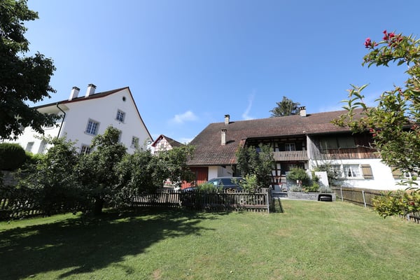 Charmantes 4.5-Zimmer-Einfamilienhaus mit Garten, Teich und idyllischem Sitzplatz