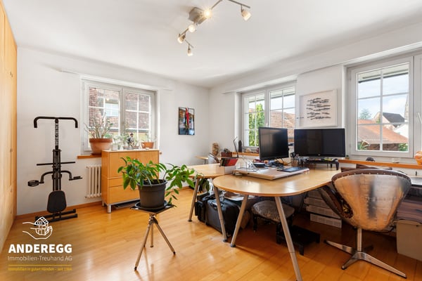 Aussergewöhnliche Gartenmaisonettewohnung mit zwei Aussenparkplätzen 11