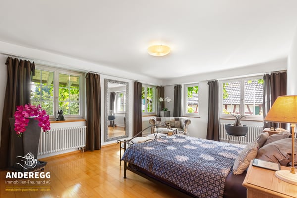 Aussergewöhnliche Gartenmaisonettewohnung mit zwei Aussenparkplätzen 8