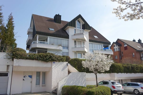 charmante Dachwohnung mit mehreren Balkonen
