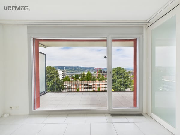Wohnen mit Weitblick: helle Wohnung mit zwei Balkonen in Horgen 3