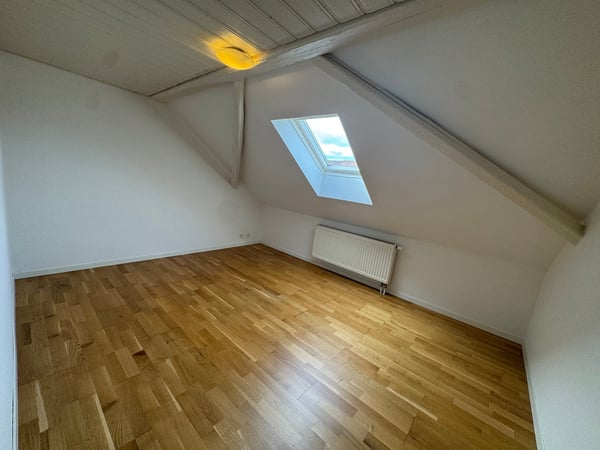 Charmante 4.5-Zimmer-Dachwohnung in Sommeri 4
