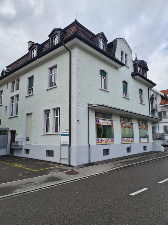Moderne 2.5 Zimmerwohnung an Zentralerlage 10