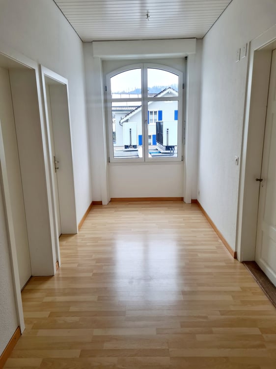 Moderne 2.5 Zimmerwohnung an Zentralerlage 8