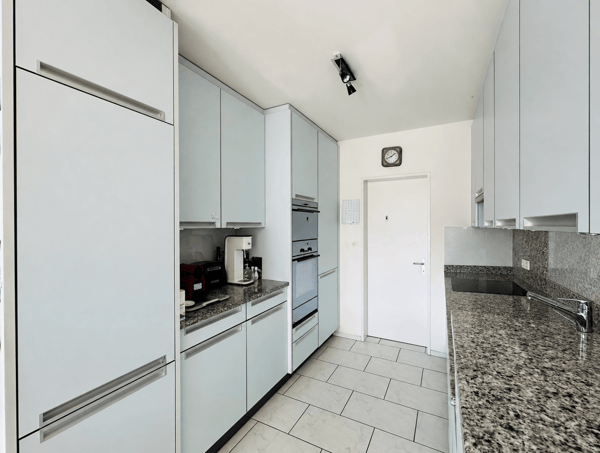 sehr zentral gelegene Wohnung mit grosszügigem, verglastem Balkon, inkl. 2 Garagenplätze 8