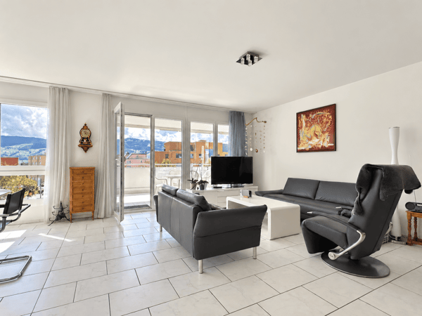 sehr zentral gelegene Wohnung mit grosszügigem, verglastem Balkon, inkl. 2 Garagenplätze 6