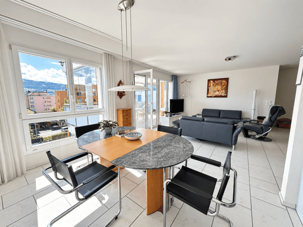sehr zentral gelegene Wohnung mit grosszügigem, verglastem Balkon, inkl. 2 Garagenplätze 5