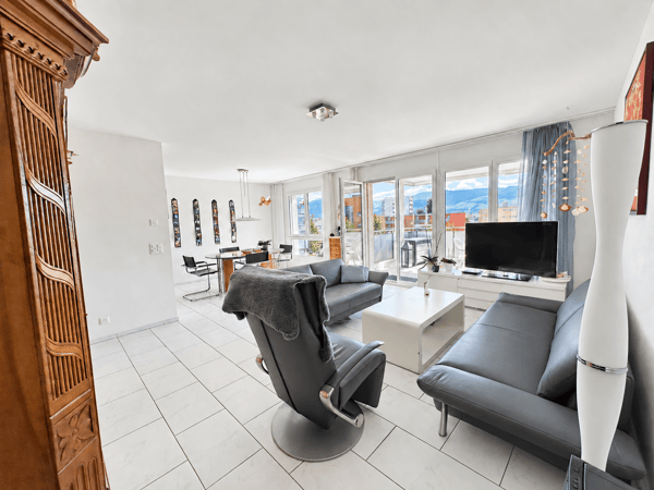 sehr zentral gelegene Wohnung mit grosszügigem, verglastem Balkon, inkl. 2 Garagenplätze 7