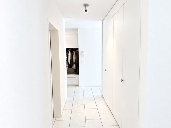 sehr zentral gelegene Wohnung mit grosszügigem, verglastem Balkon, inkl. 2 Garagenplätze 11