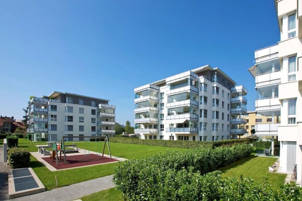 sehr zentral gelegene Wohnung mit grosszügigem, verglastem Balkon, inkl. 2 Garagenplätze 1