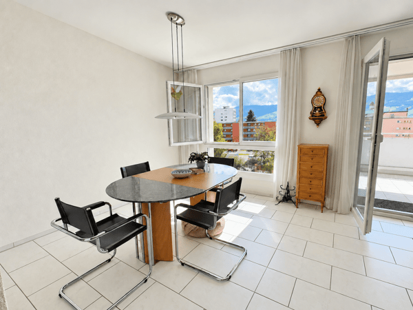 sehr zentral gelegene Wohnung mit grosszügigem, verglastem Balkon, inkl. 2 Garagenplätze 4