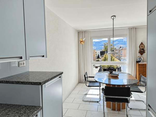 sehr zentral gelegene Wohnung mit grosszügigem, verglastem Balkon, inkl. 2 Garagenplätze 9