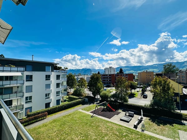 sehr zentral gelegene Wohnung mit grosszügigem, verglastem Balkon, inkl. 2 Garagenplätze 12