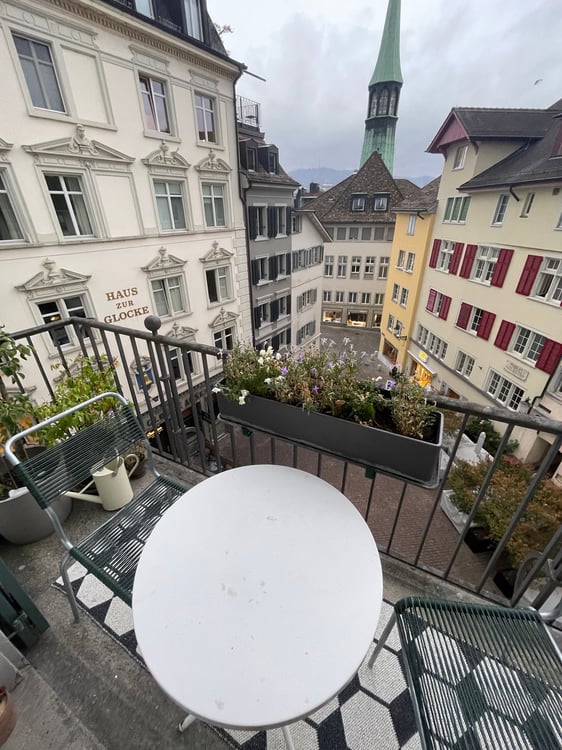 Charmante 3-Zimmer-Wohnung mit Balkon in der Zürcher Altstadt 1