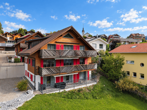 Moderne 3.5 Zimmer-Gartenwohnung am Südhang von Oberiberg! 1