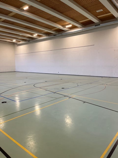 Grosszügige Halle mit 6.70 m Raumhöhe 2