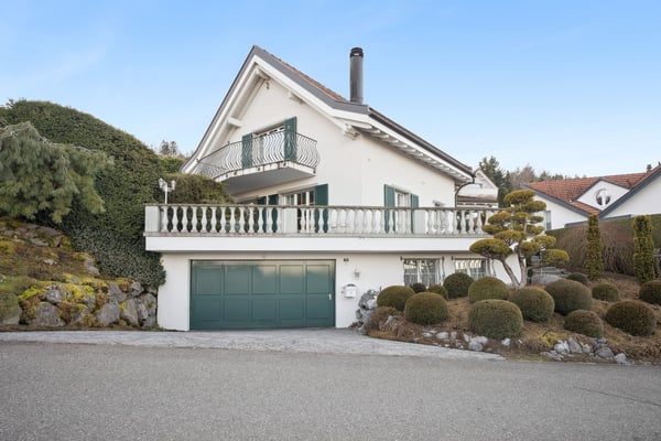 Freistehendes Landhaus mit Pool an beliebter und erhöhter Wohnlage 1