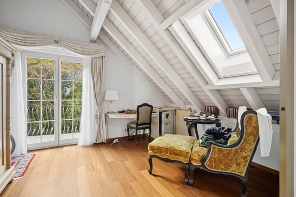 Freistehendes Landhaus mit Pool an beliebter und erhöhter Wohnlage 9