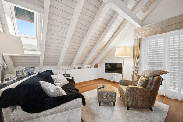 Freistehendes Landhaus mit Pool an beliebter und erhöhter Wohnlage 10