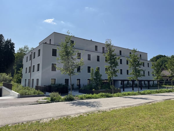 Erstvermietung - traumhafte 1.5-Zimmer-Attikawohnung mit grosser Terrasse und Blick ins Grüne 1