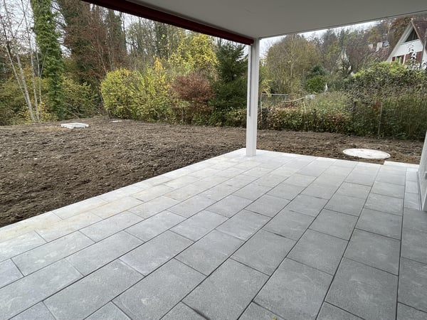 Idyllisches Wohnen - Erstvermietung 1.5-Zimmmer-Wohnung mit grosszügigem Sitzplatz 12