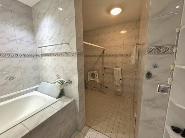 Generationenhaus mit 4 Garagen, 5 Parkplätzen & traumhafter See- und Bergsicht? 24