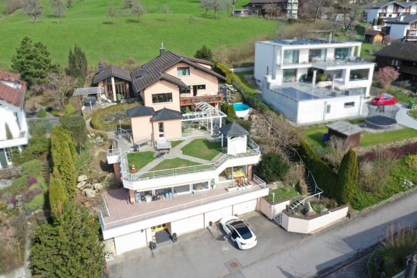 Generationenhaus mit 4 Garagen, 5 Parkplätzen & traumhafter See- und Bergsicht? 1