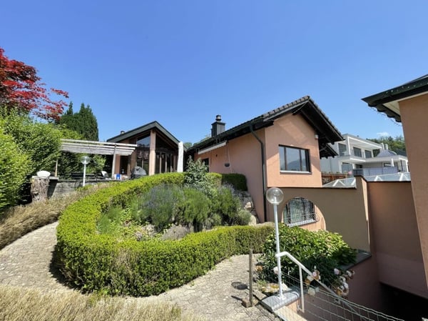 Generationenhaus mit 4 Garagen, 5 Parkplätzen & traumhafter See- und Bergsicht? 3