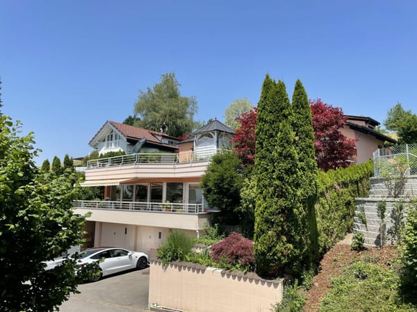 Generationenhaus mit 4 Garagen, 5 Parkplätzen & traumhafter See- und Bergsicht? 2