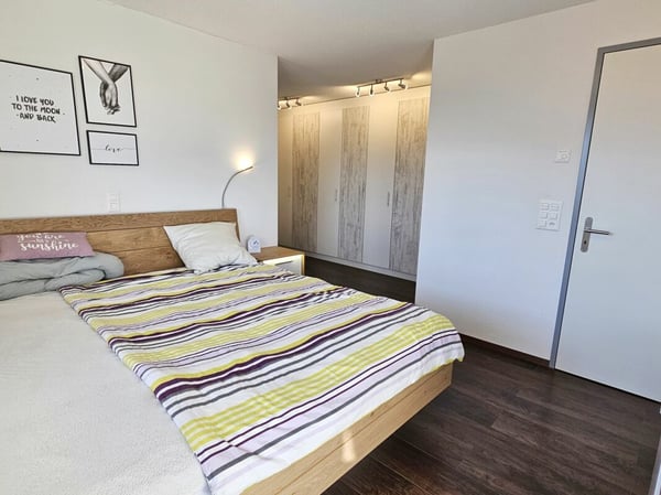 Exklusive 1.5-Zimmer-Maisonette-Wohnung an unverbaubarer Südhanglage mit spektakulärer Aussicht 12
