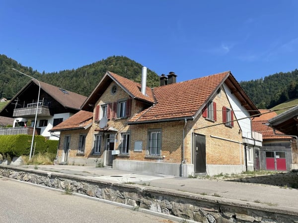Ehemalige Sennerei mit 5,5-Zimmerwohnung, altem Stall, Garage und viel Raum für neue Ideen 6