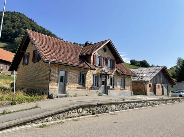 Ehemalige Sennerei mit 5,5-Zimmerwohnung, altem Stall, Garage und viel Raum für neue Ideen 5