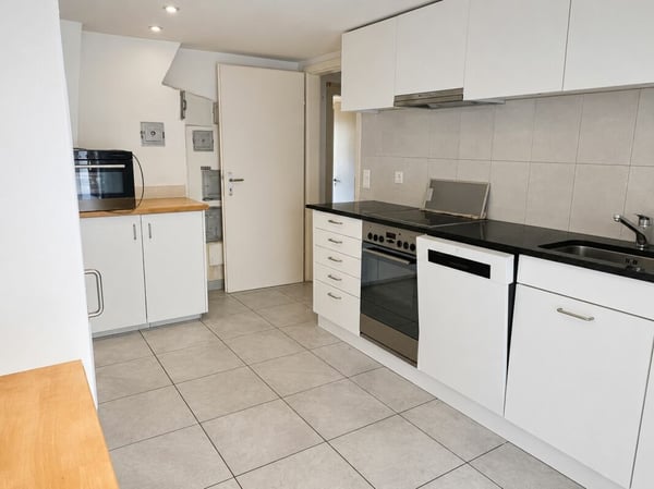 Ehemalige Sennerei mit 5,5-Zimmerwohnung, altem Stall, Garage und viel Raum für neue Ideen 11