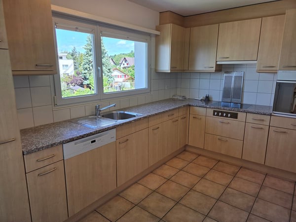 Grosszügige 4.5-Zimmer-Maisonette-Wohnung an ruhiger Lage mit traumhafter See- und Bergsicht 4