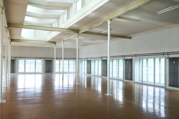 Grosszügige Gewerbe-/Büro-/Studiofläche mit hohen Decken und viel Tageslicht im The Valley 6