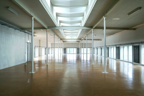 Grosszügige Gewerbe-/Büro-/Studiofläche mit hohen Decken und viel Tageslicht im The Valley 4