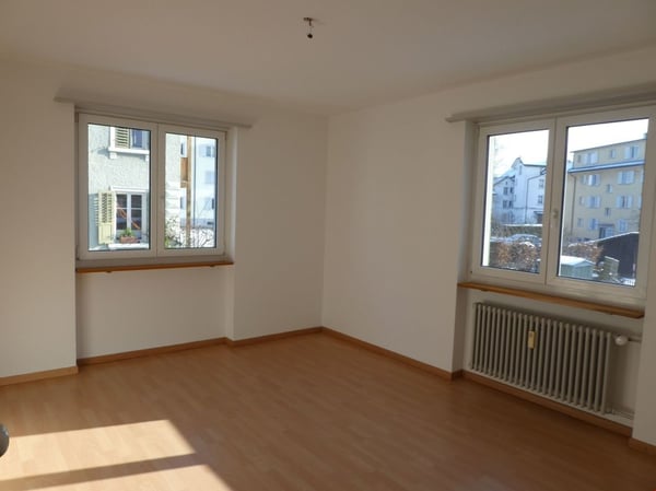 Schöne, renovierte 4½ Zi-Wohnung im 3.OG hili mit 2 Balkonen 8