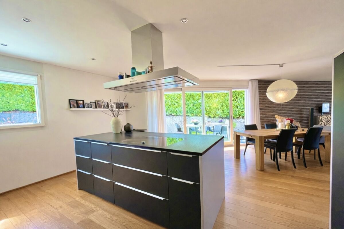 6.5-Zimmer-Doppeleinfamilienhaus: Wo wertvolle Lebensqualität ein sicheres Zuhause erhält!