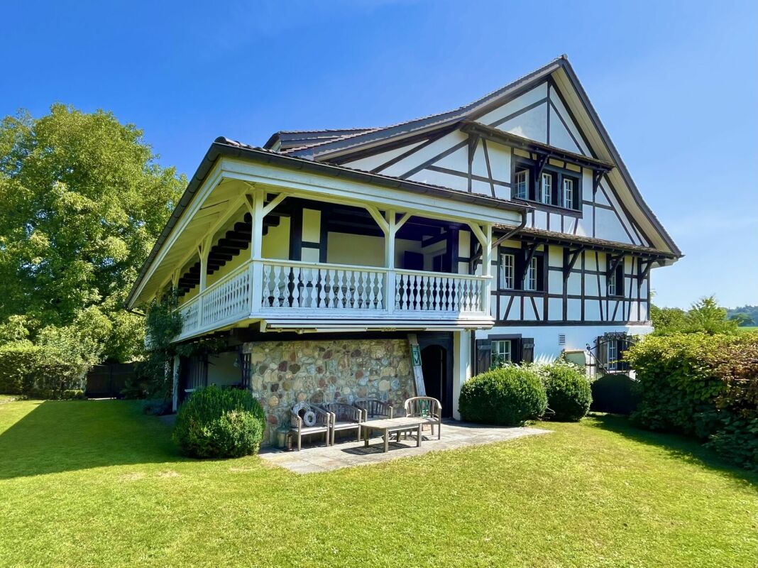 8.5-Zimmer-Landhaus mit Oekonomiegebäude: Eine Oase mit Charme, Seele und Geschichte!