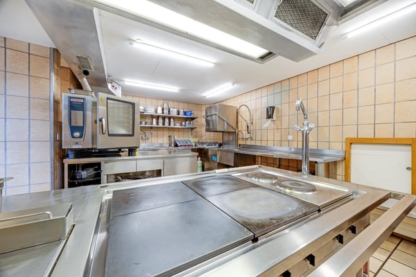 Grosszügige Gastronomieliegenschaft mit Terrasse, Eventsaal und Gästezimmer 14
