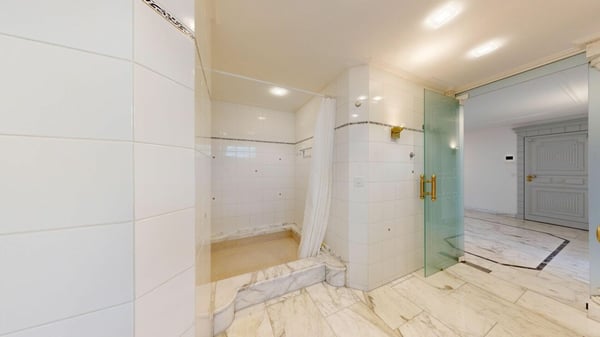 Imposante 5.5 Zimmer Maisonette-Wohnung 8