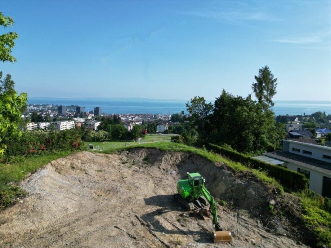 Exclusive building land in a green area with unobstructable lake view.