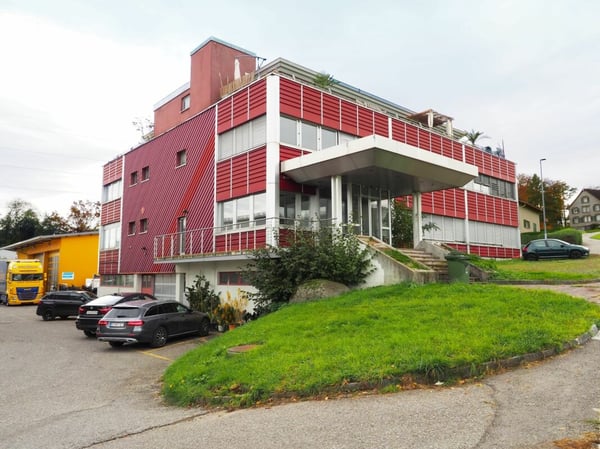 Einzigartige Gewerbeliegenschaft mit zwei 4.5 Zimmer Dachwohnungen 2