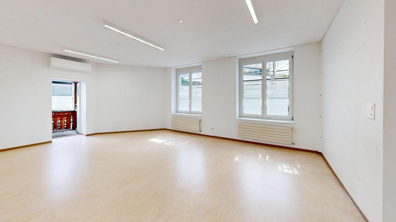 Versatile practice/commercial space with parking possibility