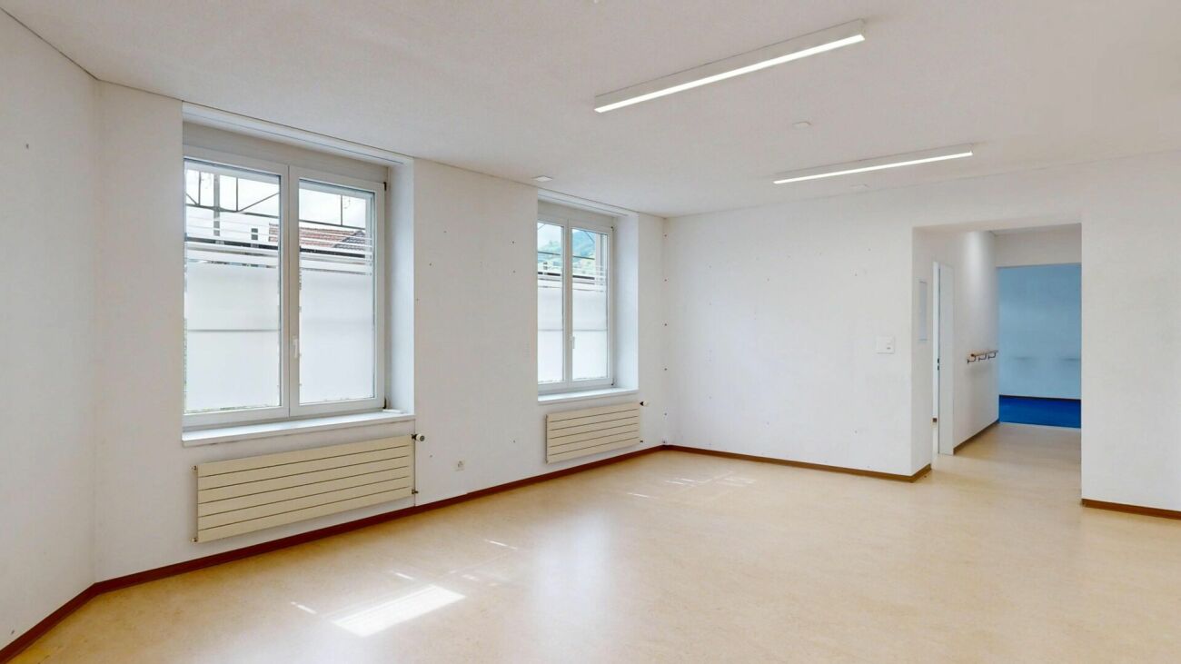 Versatile practice/commercial space with parking possibility