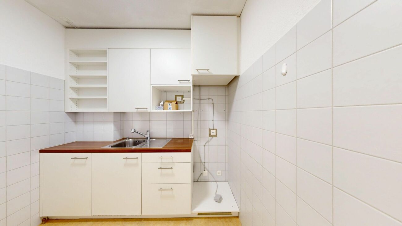Versatile practice/commercial space with parking possibility